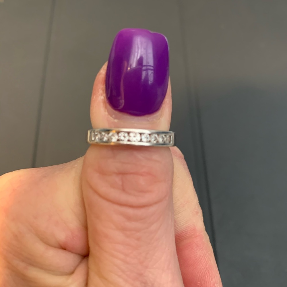 White gold channel setting diamond ring - Picture 2 of 6